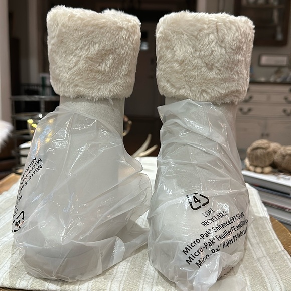 🪧 DKNY Women’s Nadra Faux Fur Wedge Booties in Vanilla Faux Suede, Size 9.5 - Picture 9 of 16